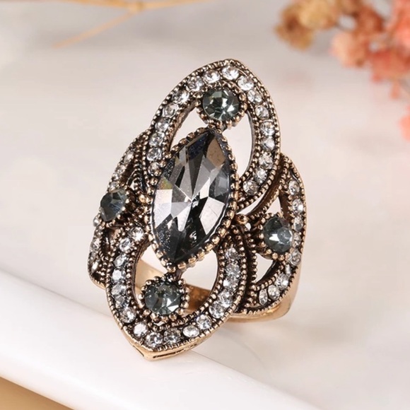 Jewelry - 💍 BOHO Stunning Geometric Antique Crystal Ring